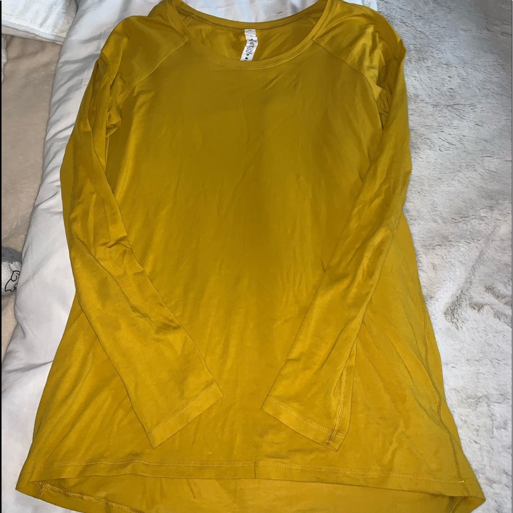 NEVER WORN lululemon shirt 🍋